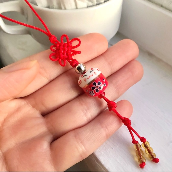 Lucky Flower Cat (Maneki Neko) Beaded Keychain - Picture 3 of 5